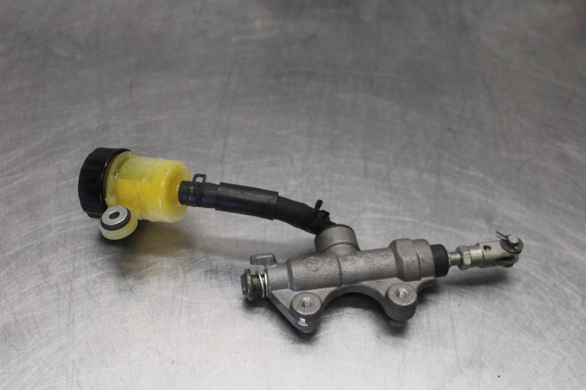 08-16 YAMAHA YZF R6 REAR BACK BRAKE MASTER CYLINDER W RESERVOIR BB929