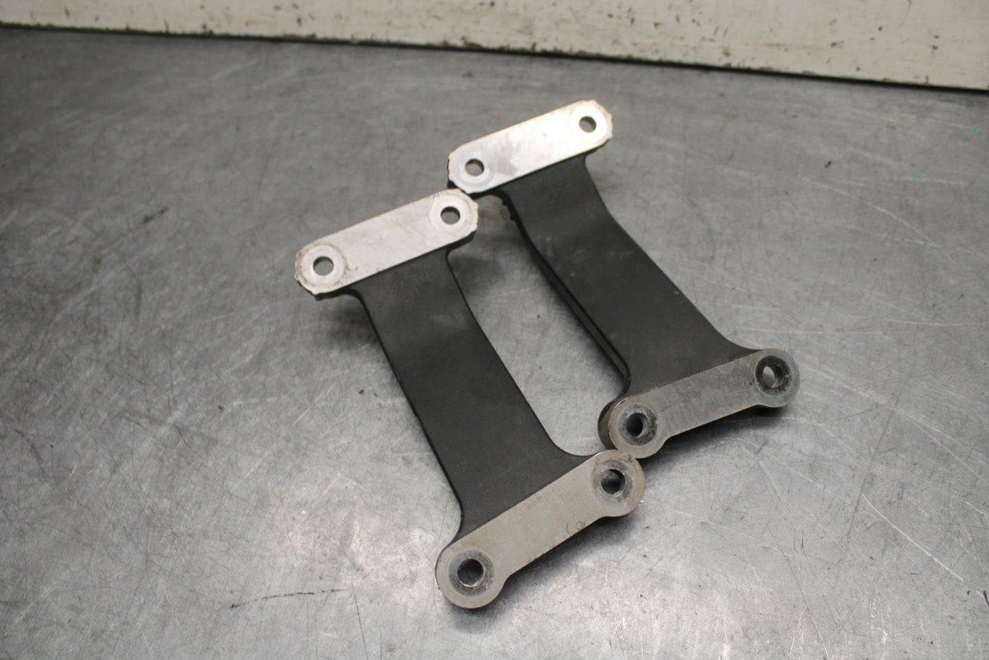 05-06 YAMAHA ROYAL STAR REAR PASSENGER FOOT STEP MOUNT BRACKET BB697