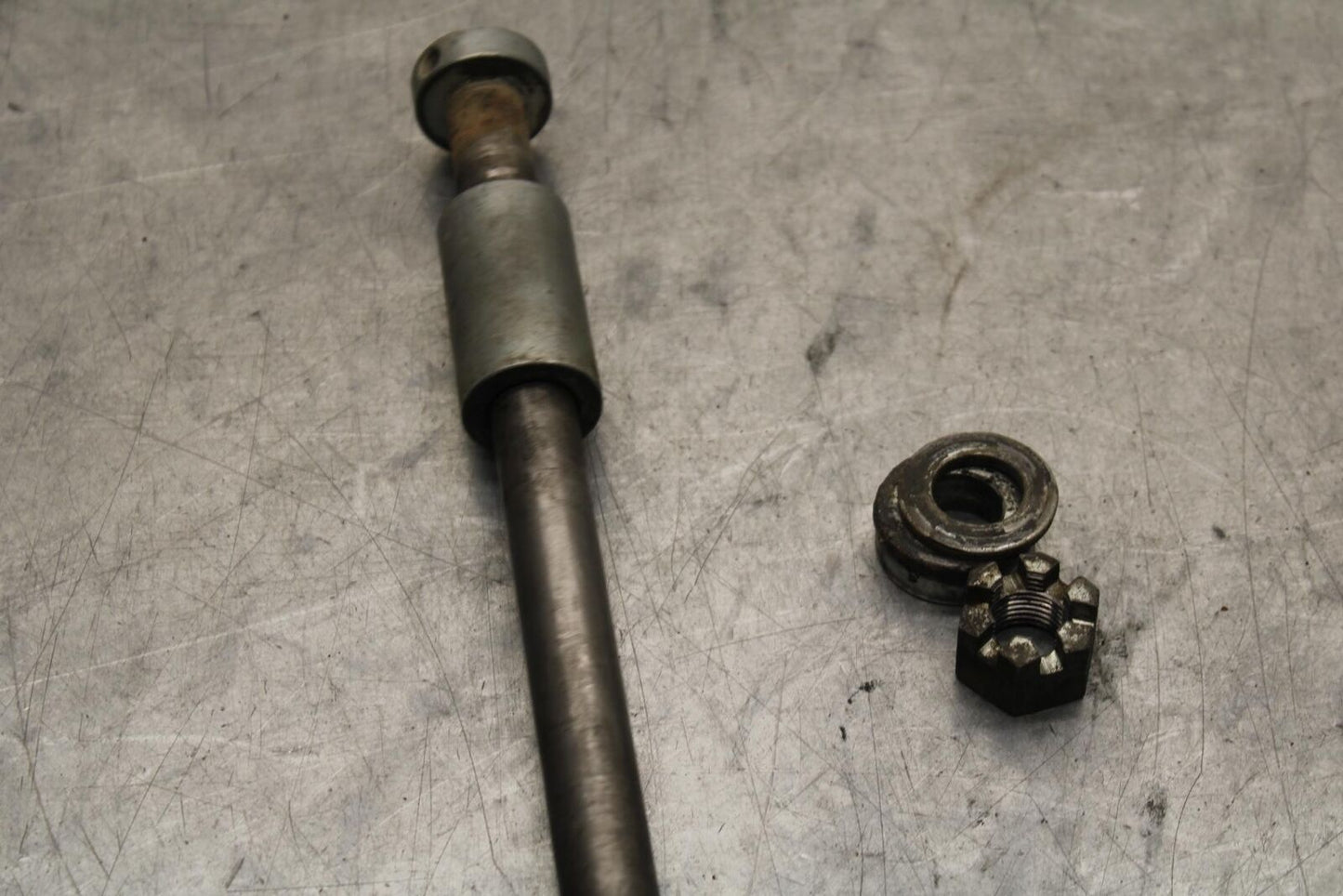 75 SUZUKI GT 550 REAR AXLE BACK WHEEL RIM PIVOT BOLT AXEL BB67