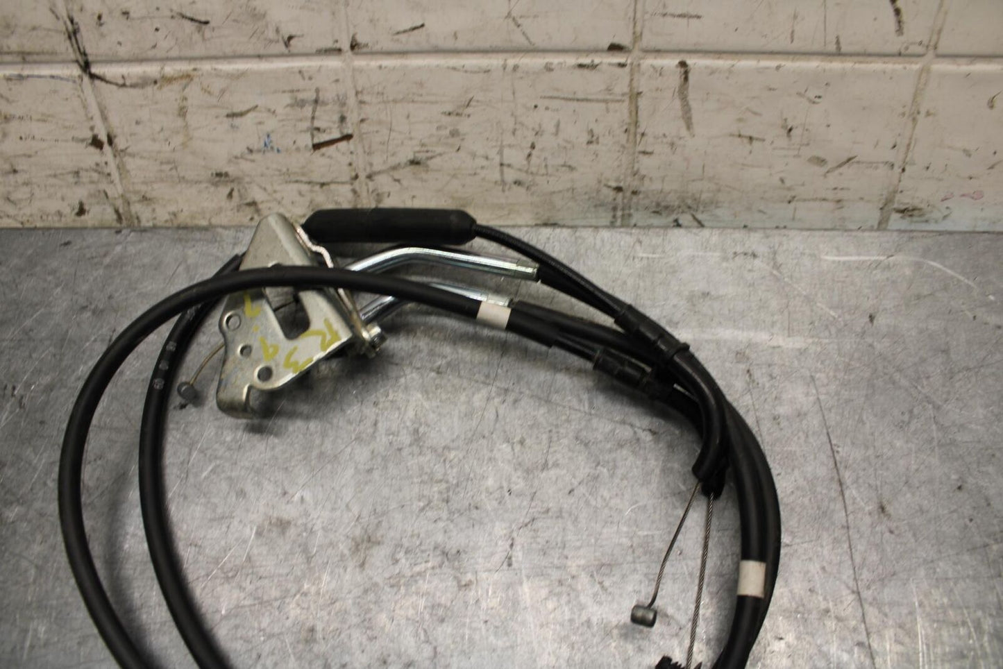 19 YAMAHA YZF R3 THROTTLE CABLES LINES BB56