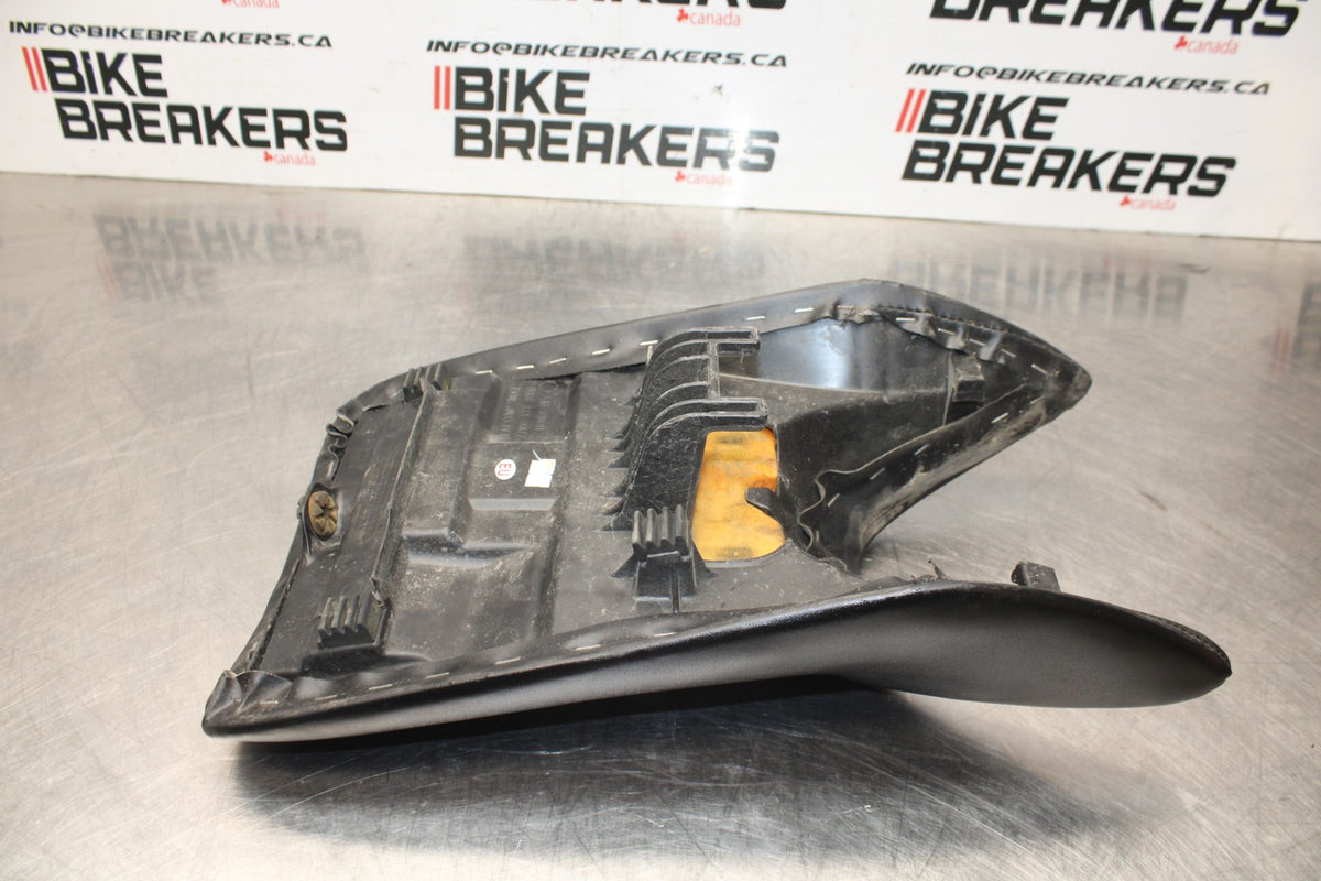 08 HONDA CBR125R FRONT DRIVERS SEAT PAD SADDLE PILLION BB839