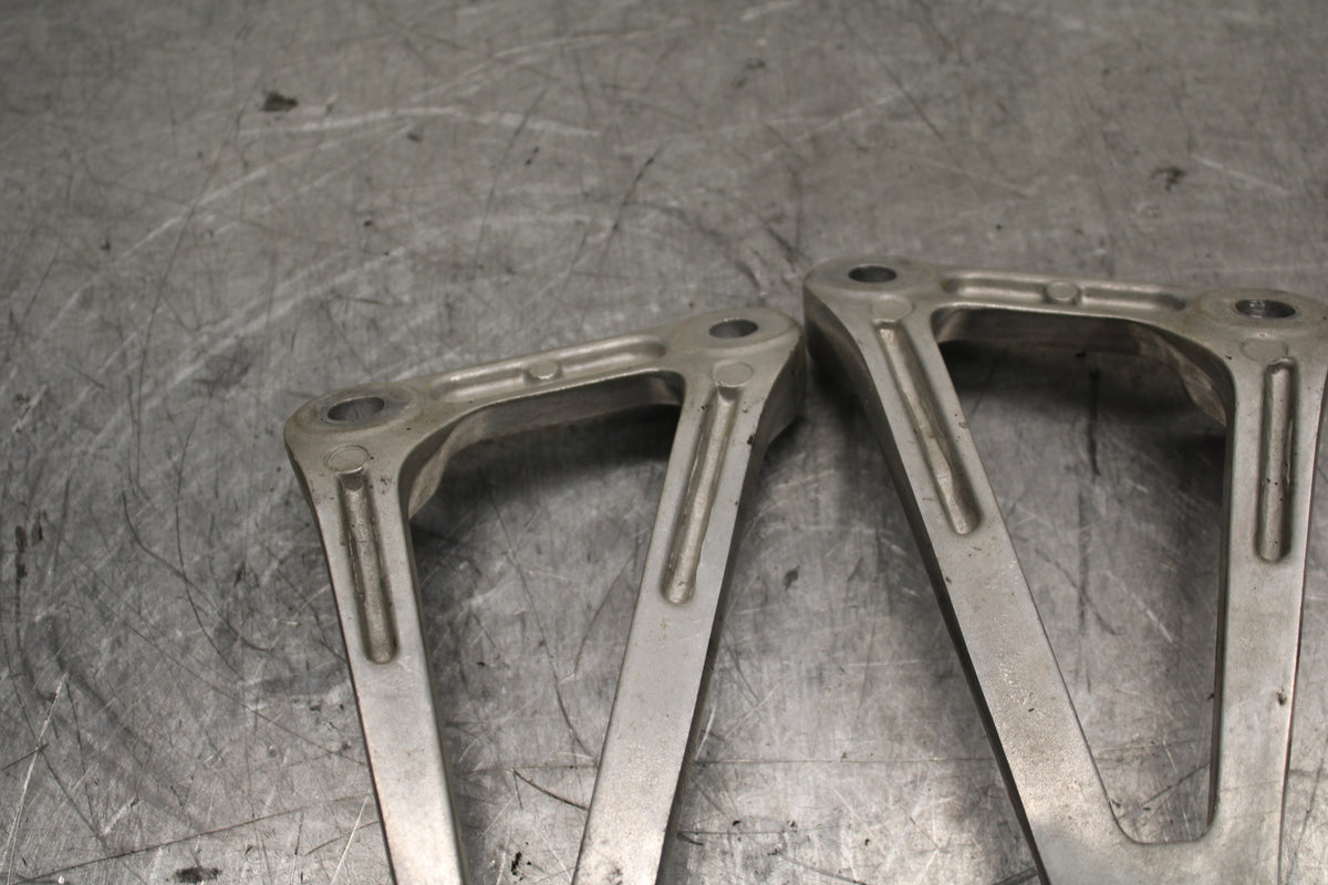 15-16 HONDA CB300F REAR BACK PASSENGER PEG SET PAIR BB740