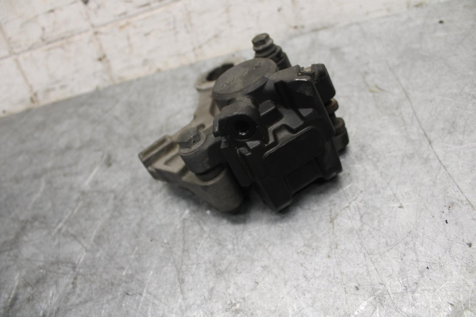 2003 Yamaha YZF R6 REAR BACK BRAKE CALIPER W MOUNT BRACKET BB539
