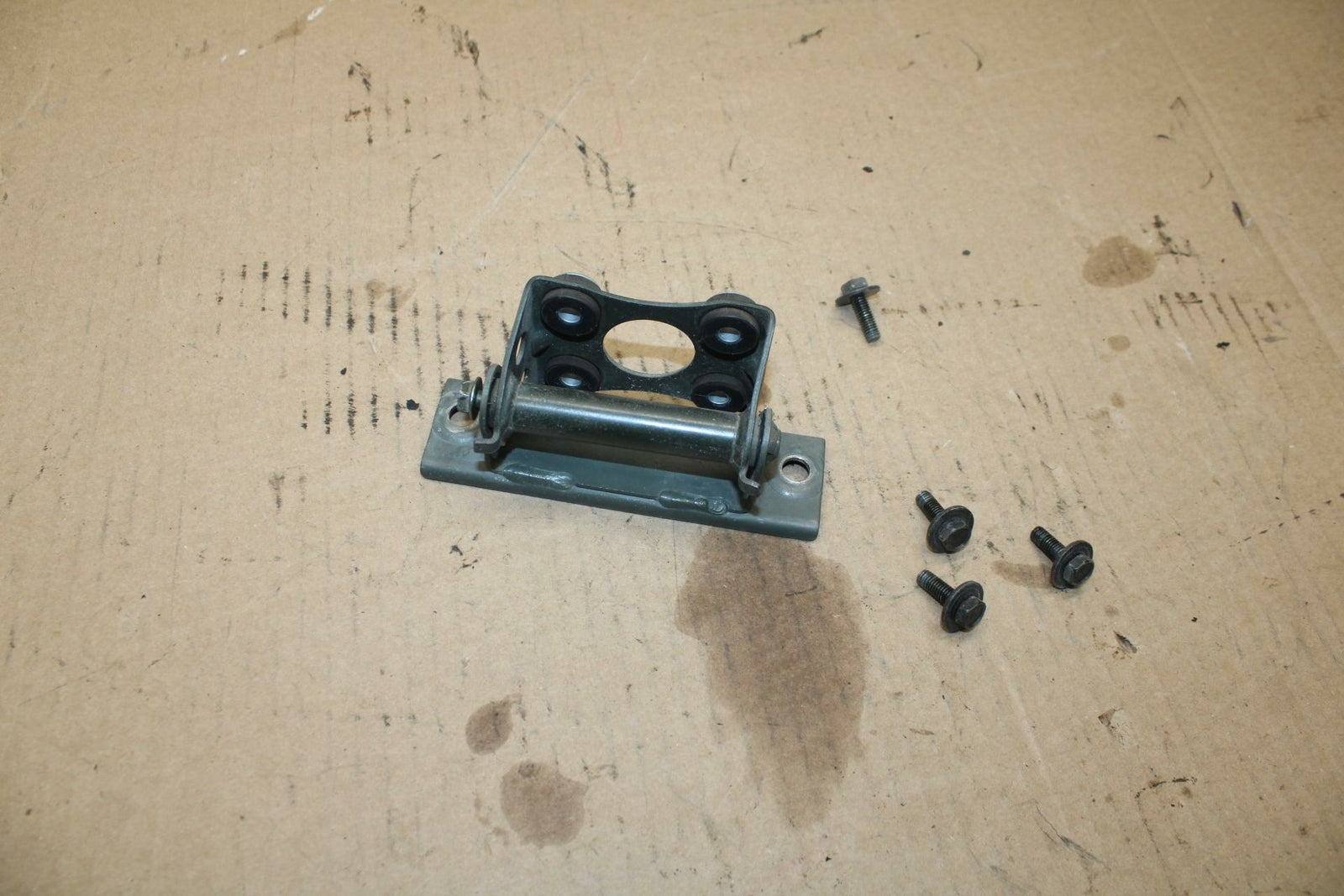 01 SUZUKI GSXR1000 GAS TANK FUEL CELL PETROL RESERVOIR BRACKET MOUNT BB155b