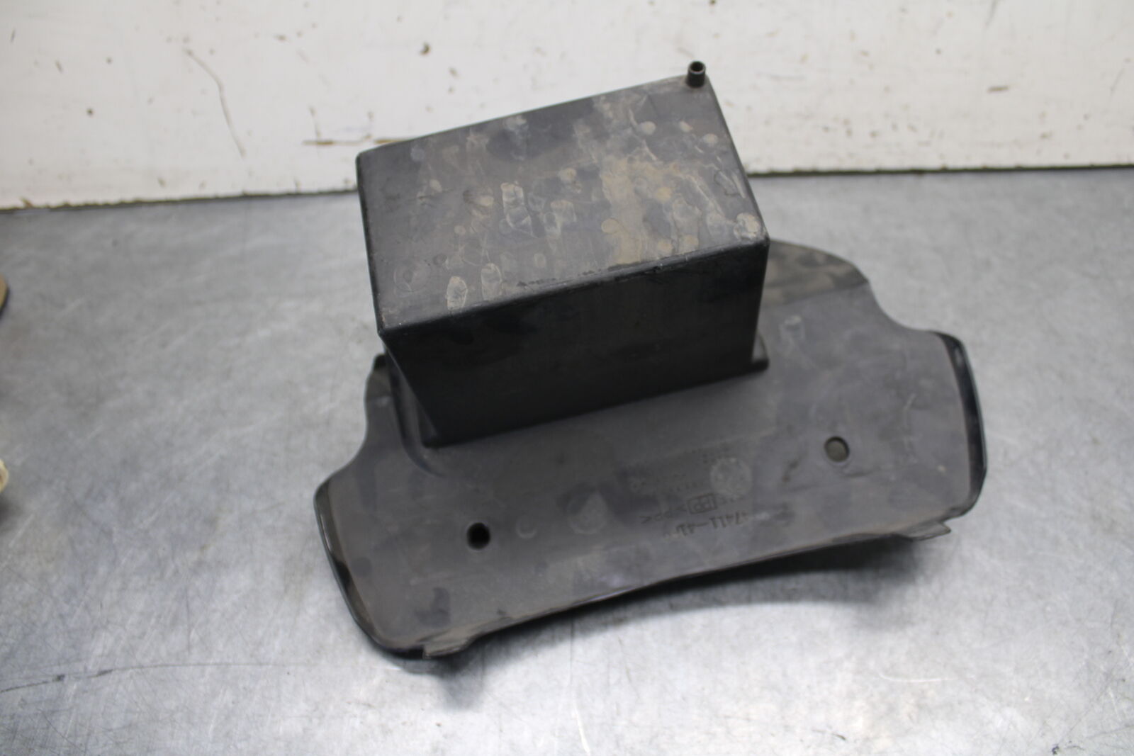 05-06 SUZUKI BOULEVARD M50 BATTERY TRAY BOX HOLDER BB671