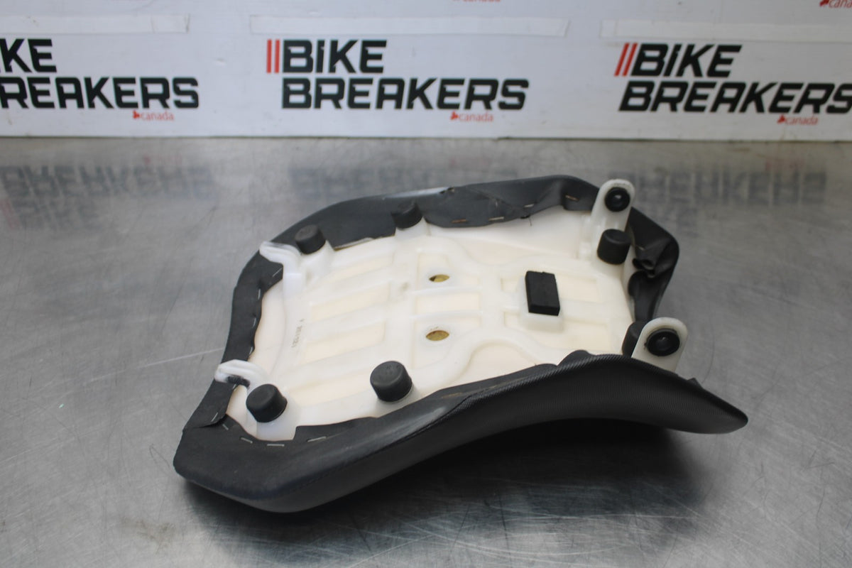 11-26 SUZUKI GSXR750 FRONT DRIVERS SEAT PAD SADDLE PILLION BB900-B