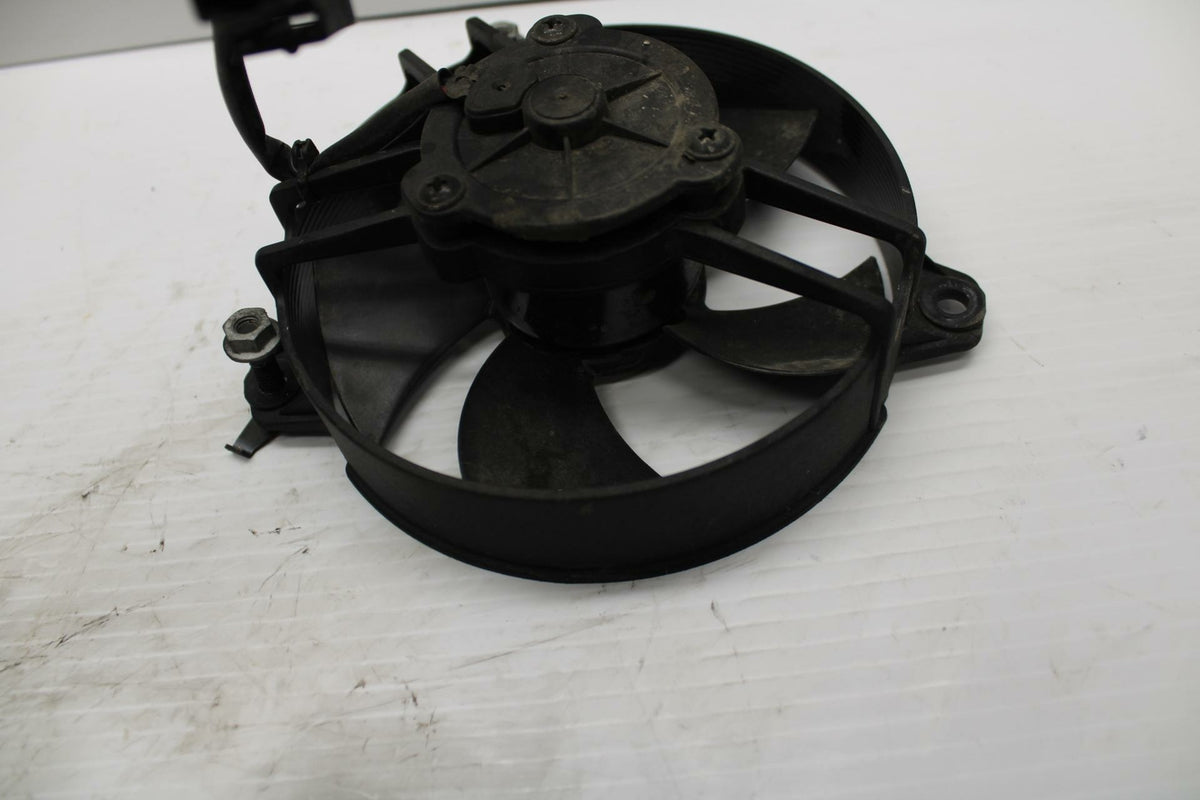 18-20 HUSQVARNA VITPILEN 401 ENGINE RADIATOR COOLING FAN BB248