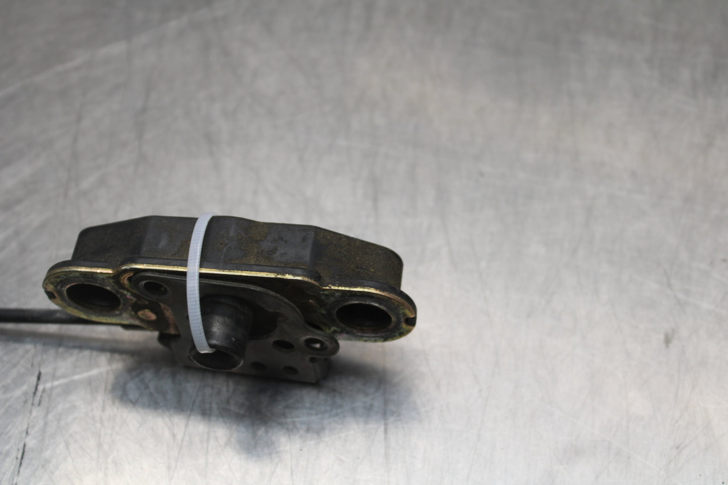 04-05 KAWASAKI NINJA ZX10R REAR PASSENGER SEAT LATCH LOCK ASSEMBLY BB163