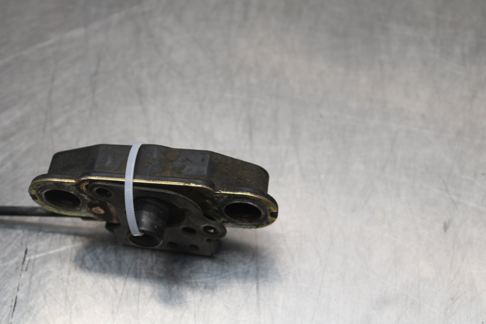 04-05 KAWASAKI NINJA ZX10R REAR PASSENGER SEAT LATCH LOCK ASSEMBLY BB163