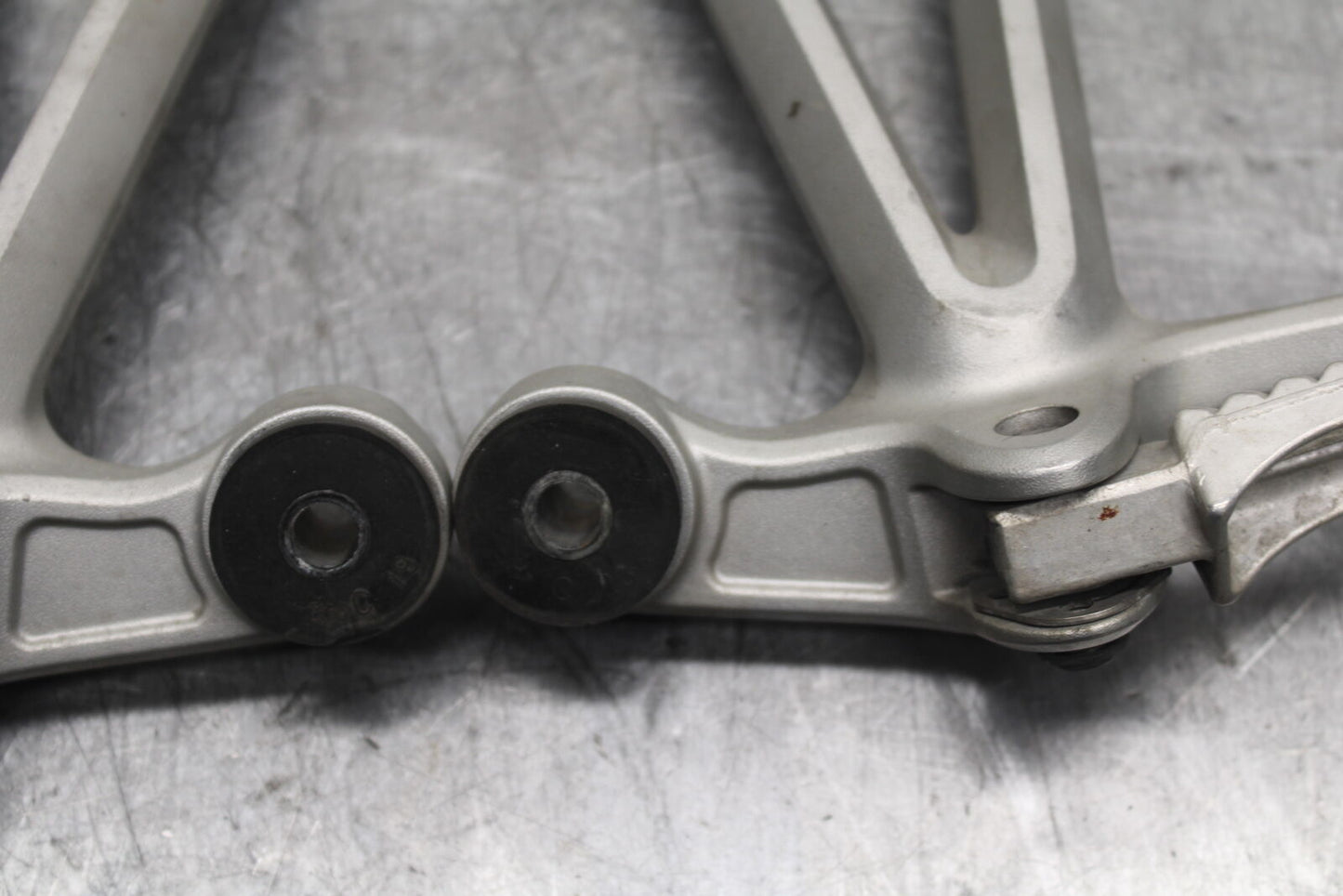 05-08 SUZUKI GSXR1000 REAR BACK PASSENGER PEG SET PAIR BB113