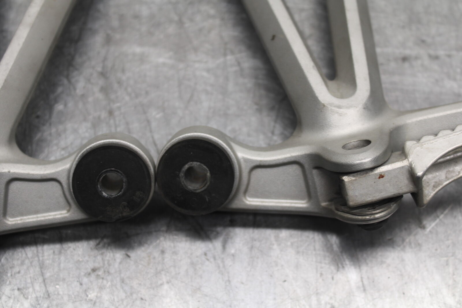 05-08 SUZUKI GSXR1000 REAR BACK PASSENGER PEG SET PAIR BB113