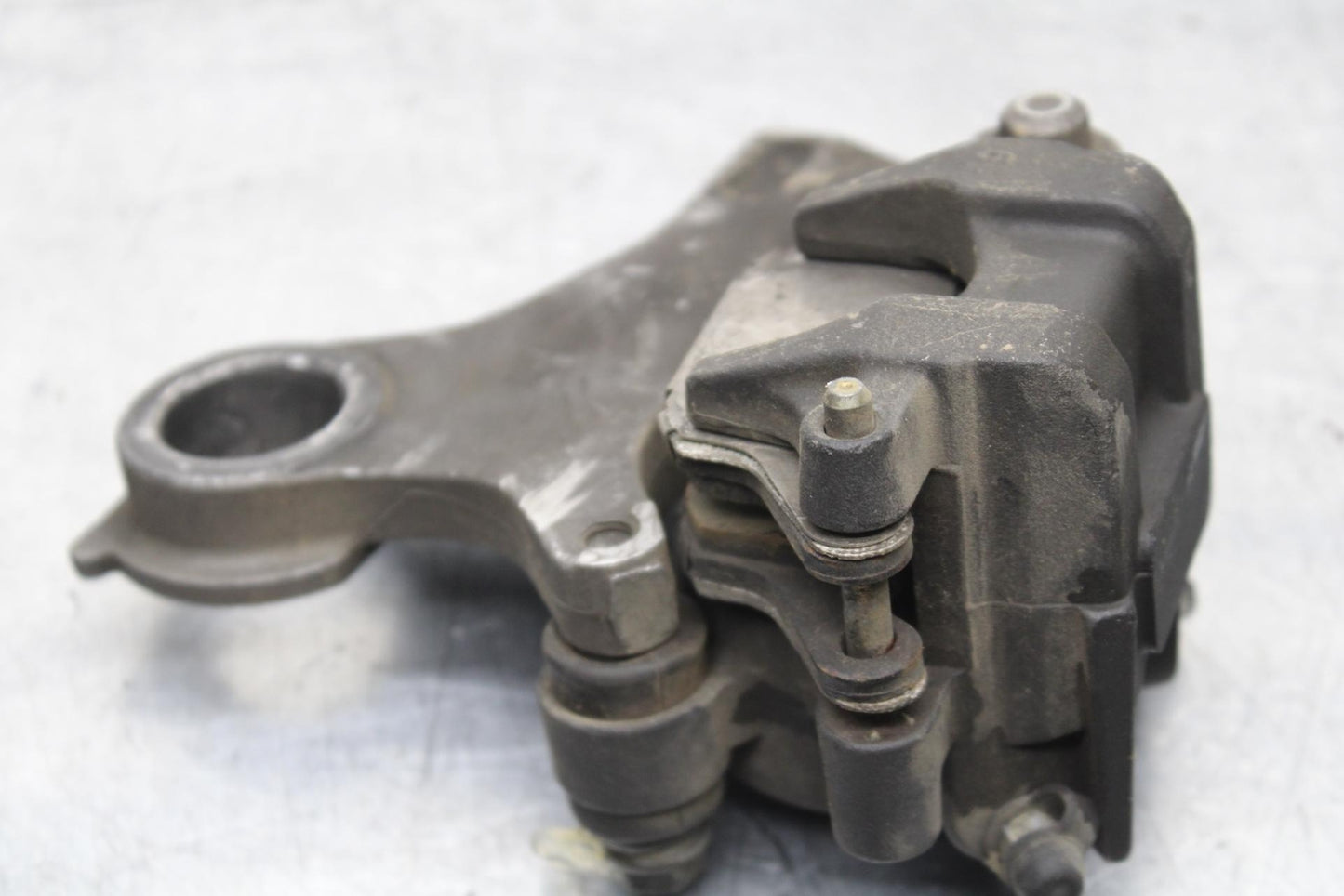 2007 Yamaha YZF R6S REAR BACK BRAKE CALIPER W MOUNT BRACKET BB594