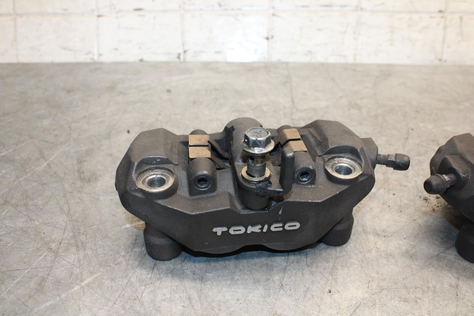 2009 Suzuki GSXR600 RIGHT LEFT FRONT BRAKE CALIPER SET PAIR CALIPERS BB527