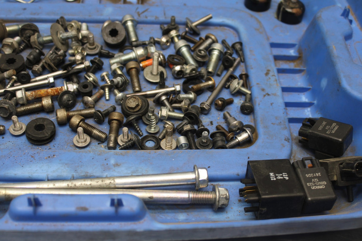 11-26 SUZUKI GSXR750 MOUNTING BOLTS HARDWARE SCREWS BB900