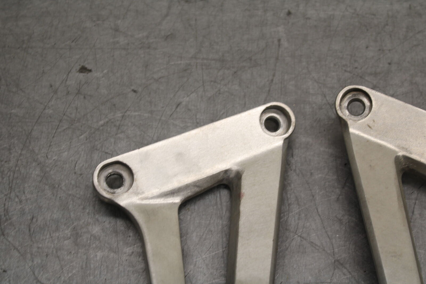 08 HONDA CBR125R REAR BACK PASSENGER PEG SET PAIR BB114