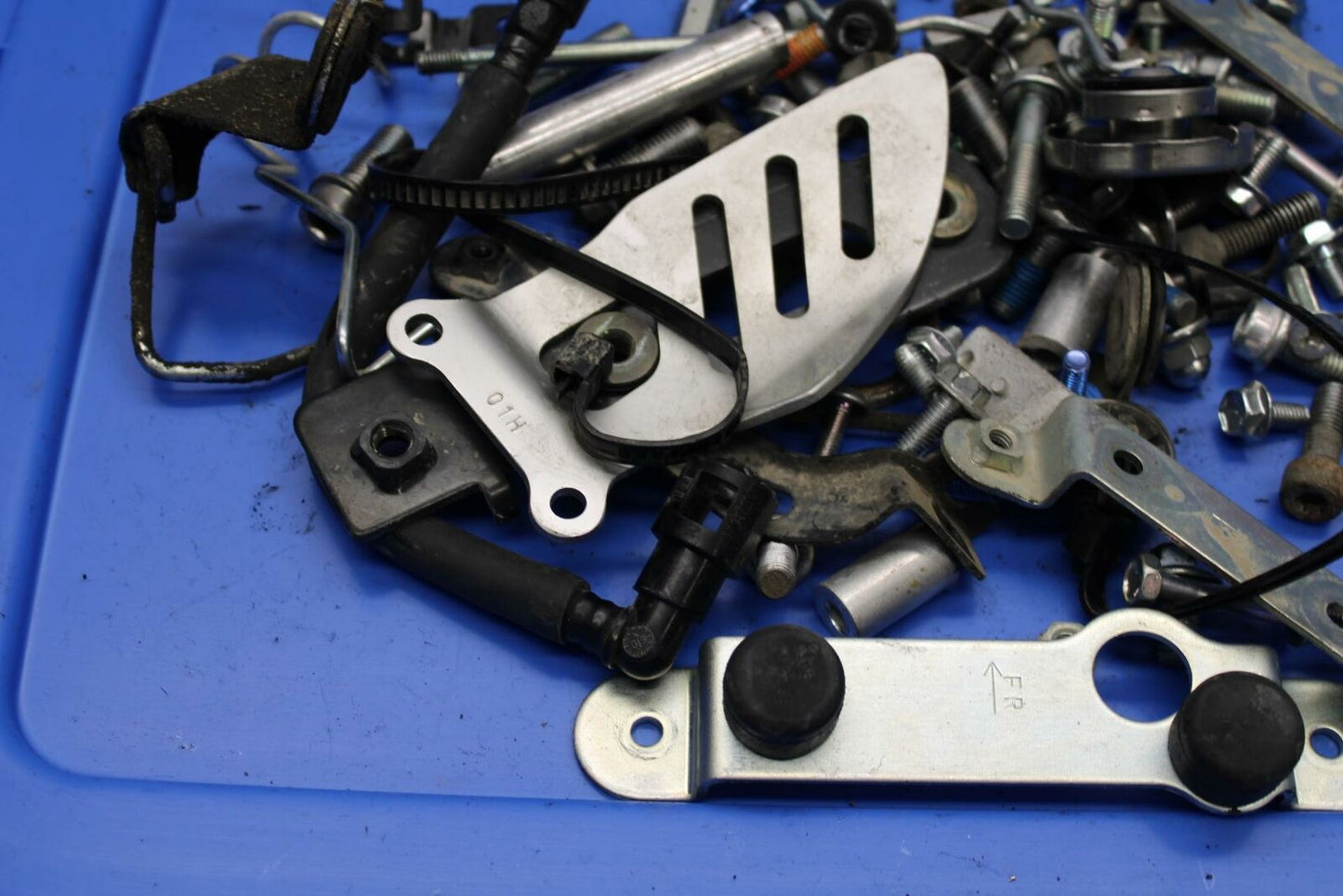 06-07 SUZUKI GSXR600 BOLT BRACKET LEFTOVER BB289