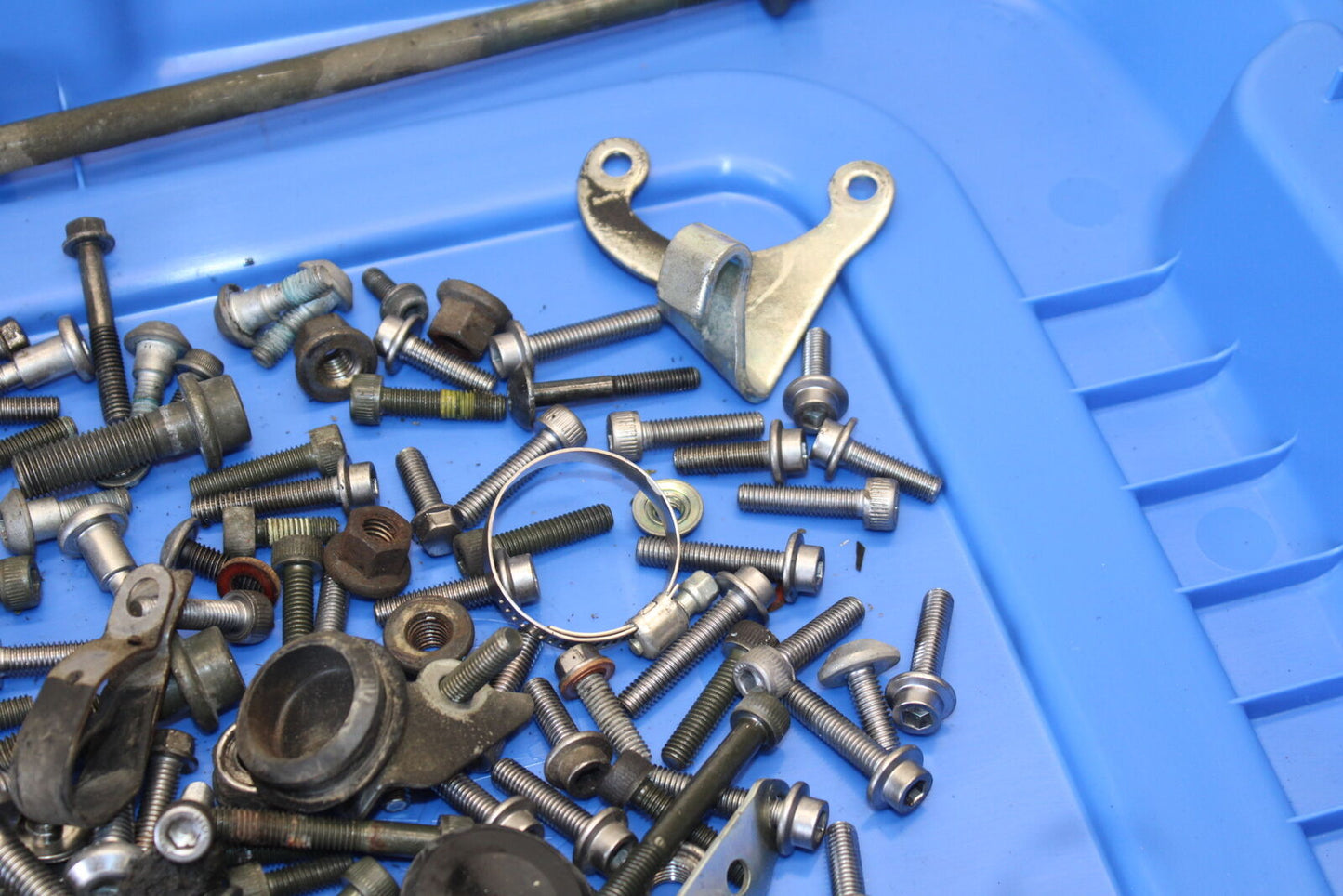 08-09 YAMAHA YZF R6S MOUNTING BOLTS HARDWARE MOTOR SCREWS BB690