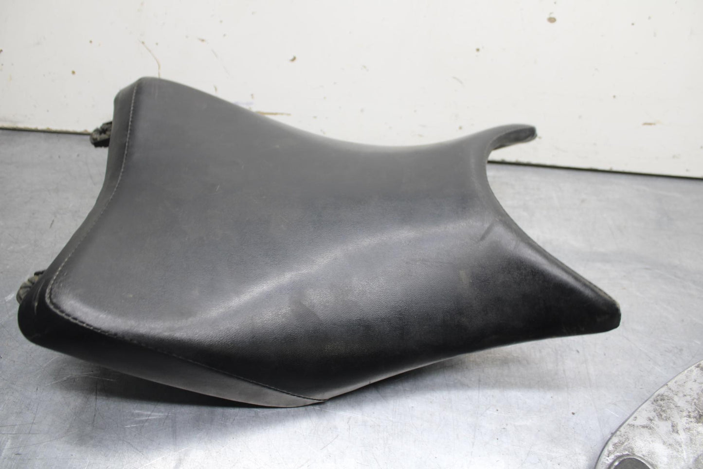 11-19 HONDA CBR125R FRONT DRIVERS SEAT PAD SADDLE BB102