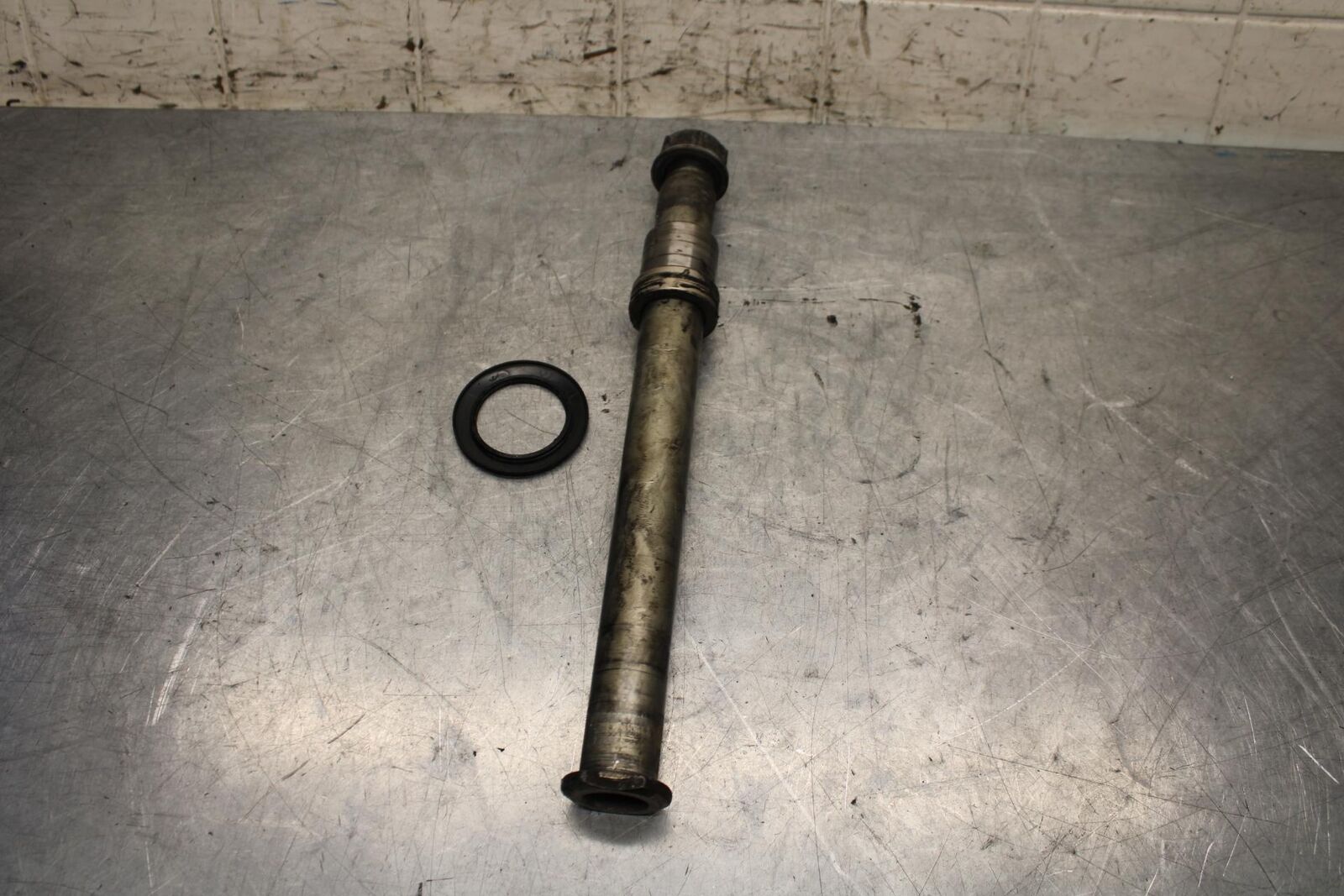 2006 Yamaha YZF R6 REAR AXLE BACK WHEEL RIM BOLT AXEL 2C0-25381-00-00 BB560