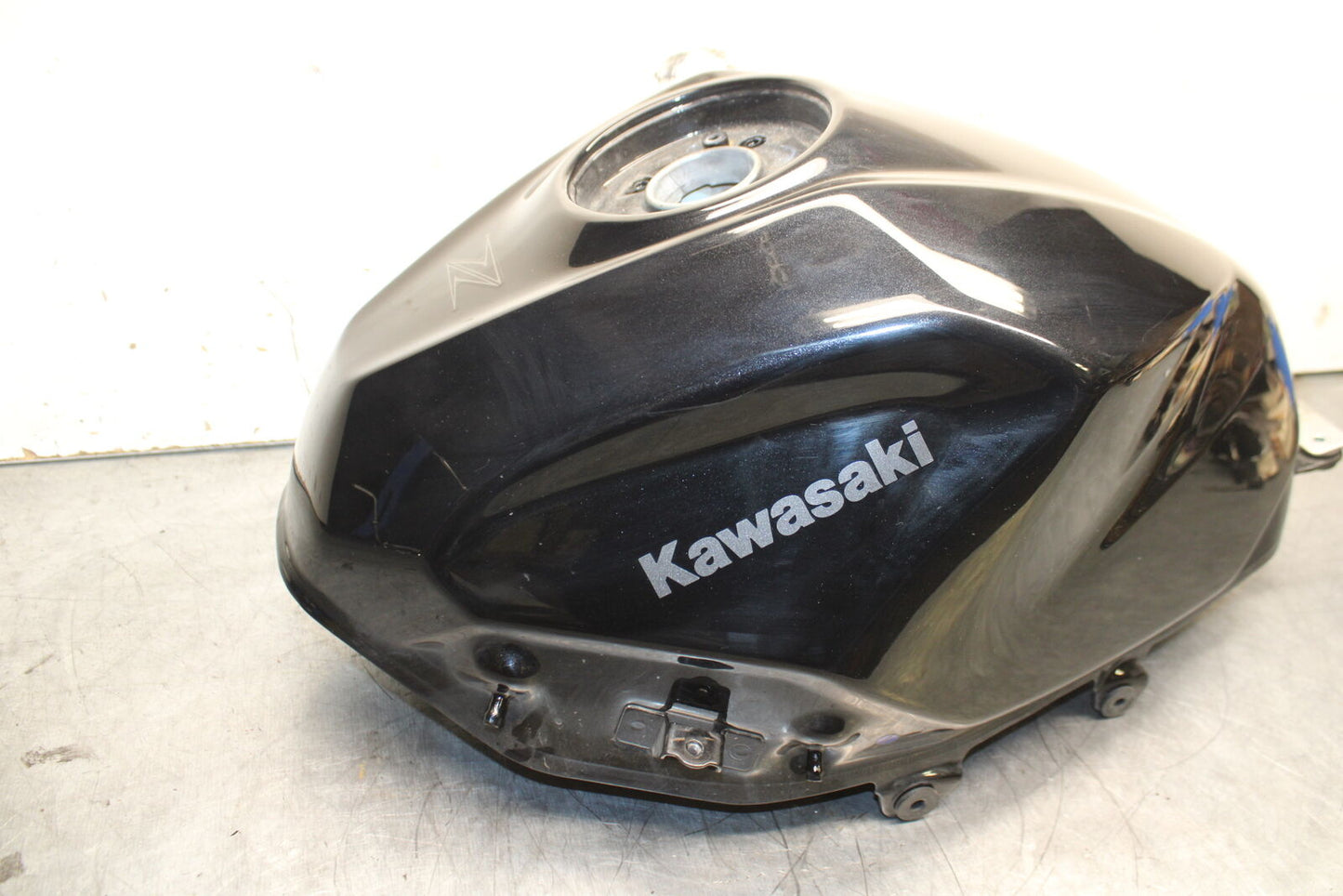 19-22 KAWASAKI Z400 GAS TANK FUEL CELL PETROL RESERVOIR BB738
