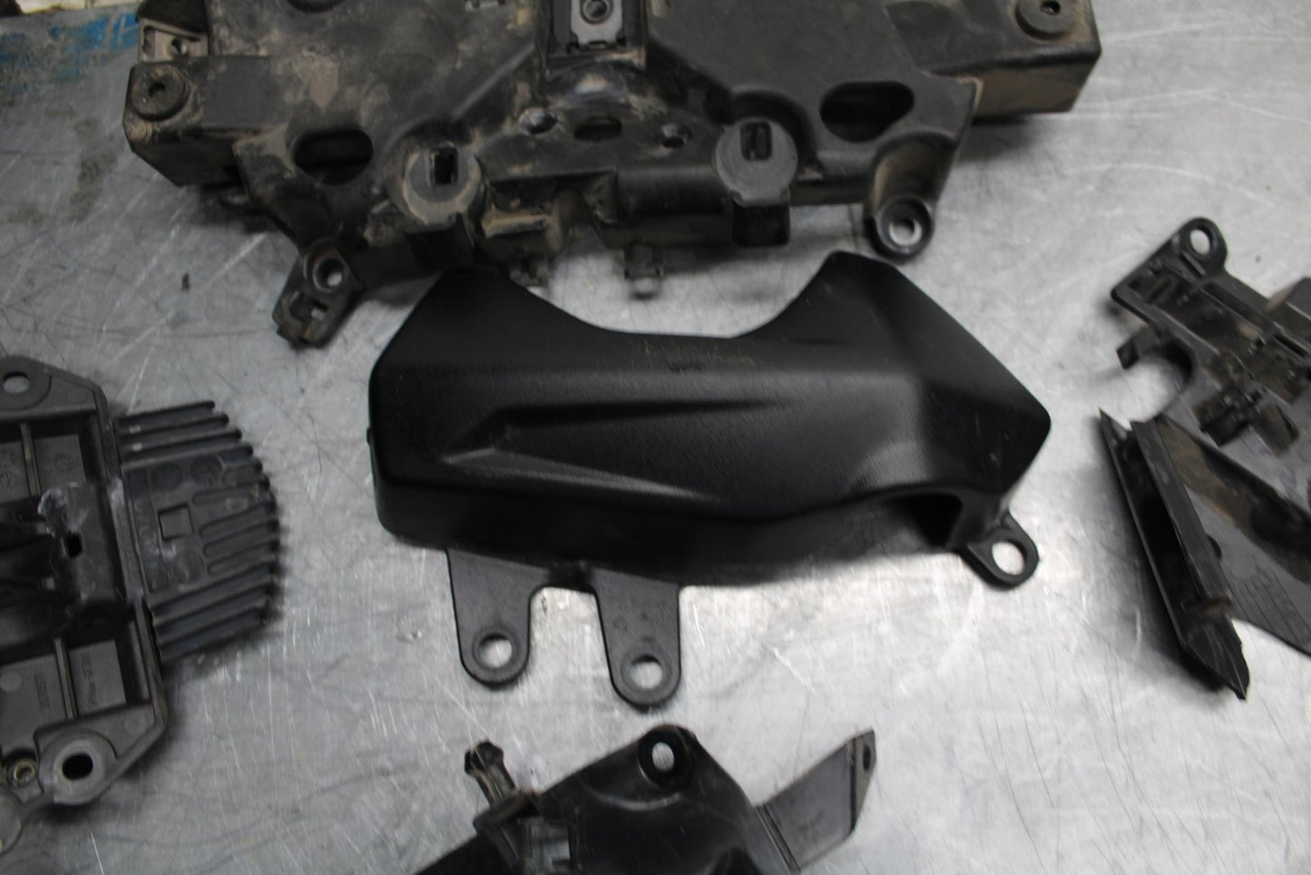 17-21 TRIUMPH STREET TRIPPLE R ABS PLASTIC FAIRING STAY BRACKET bb452