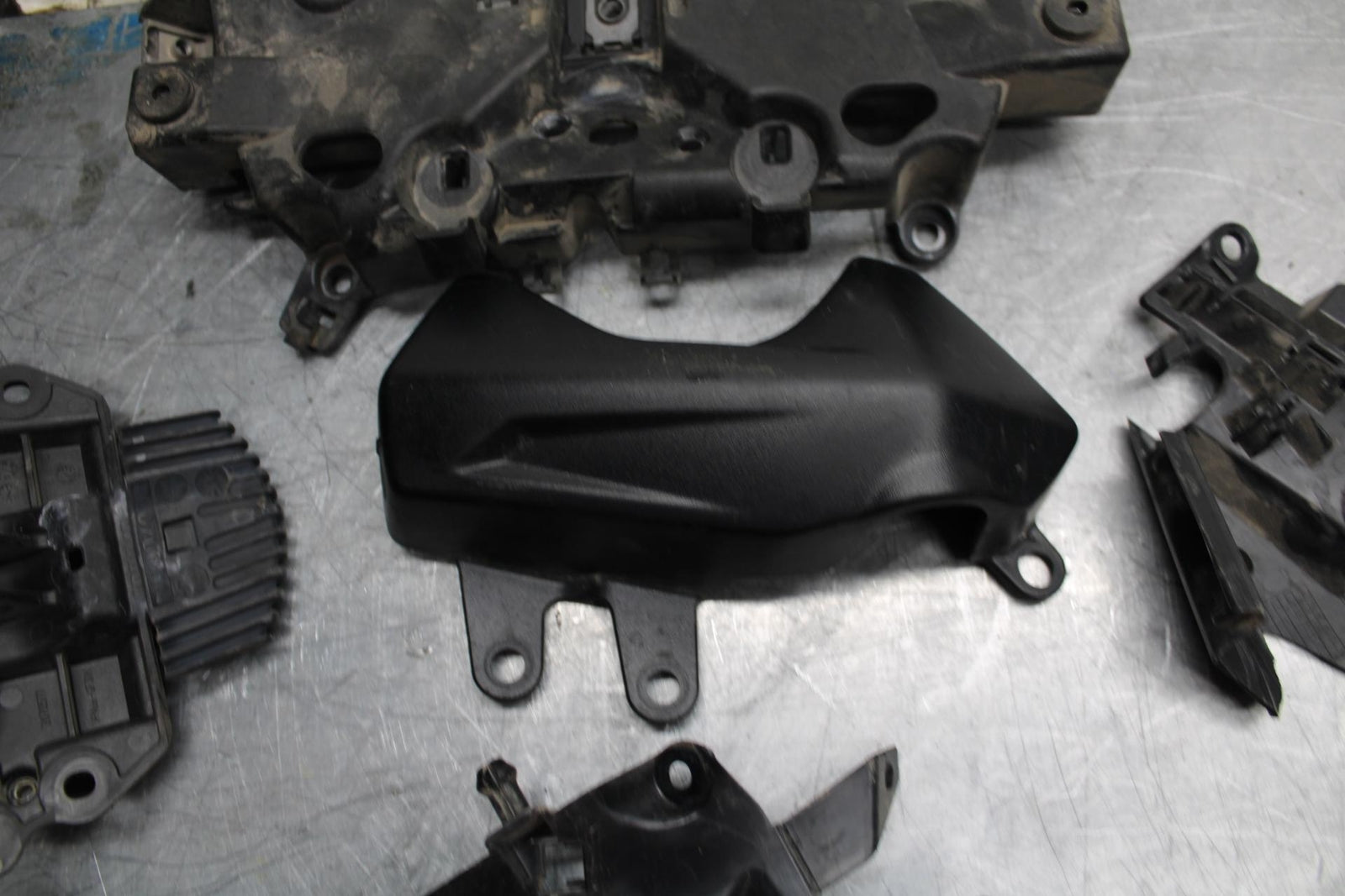 17-21 TRIUMPH STREET TRIPPLE R ABS PLASTIC FAIRING STAY BRACKET bb452