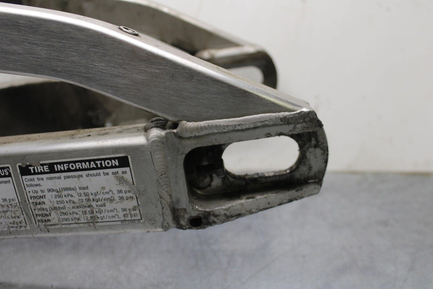 00-01 YAMAHA YZF R1 REAR SWINGARM BACK SUSPENSION SWING ARM BB755