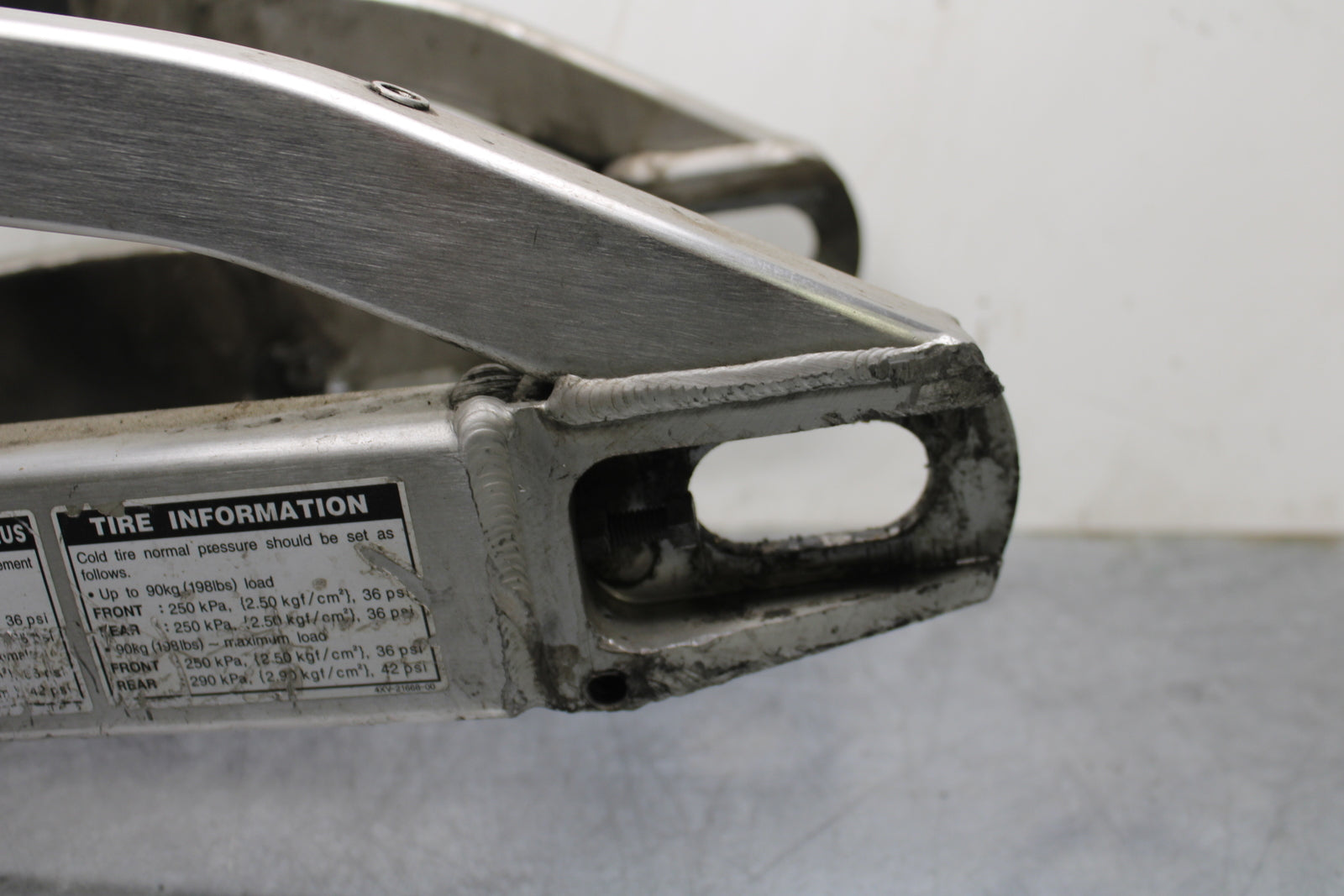 00-01 YAMAHA YZF R1 REAR SWINGARM BACK SUSPENSION SWING ARM BB755
