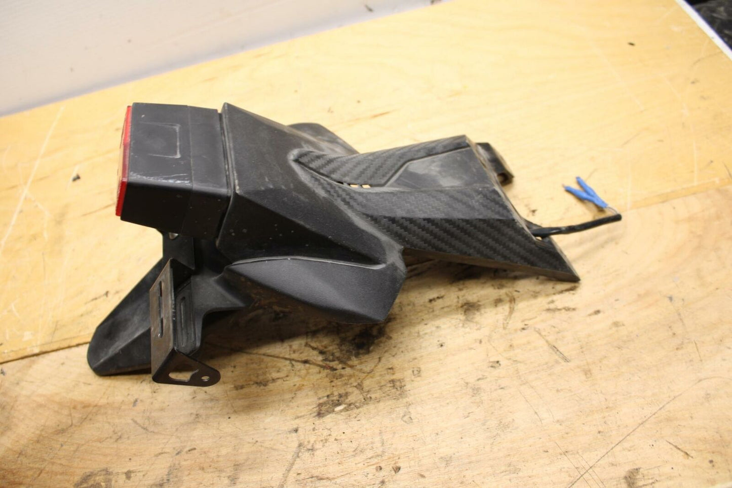 11-21 SUZUKI GSXR750 REAR BACK FENDER MUD GUARD BB320