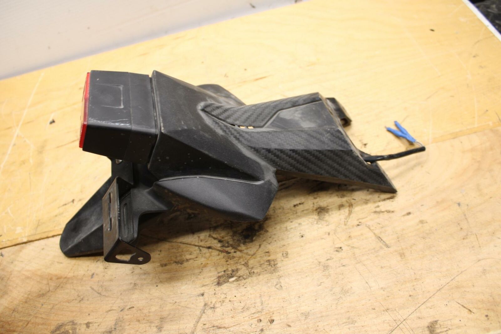 11-21 SUZUKI GSXR750 REAR BACK FENDER MUD GUARD BB320