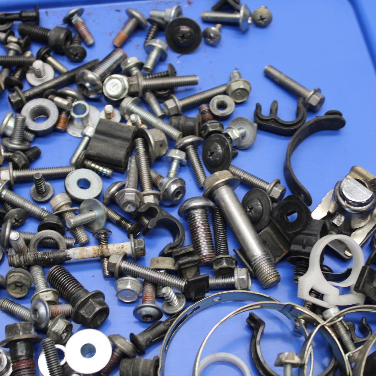 21 KAWASAKI NINJA ZX6R MISCELLANEOUS MOUNTING BOLTS HARDWARE MOTOR SCREWS BB647