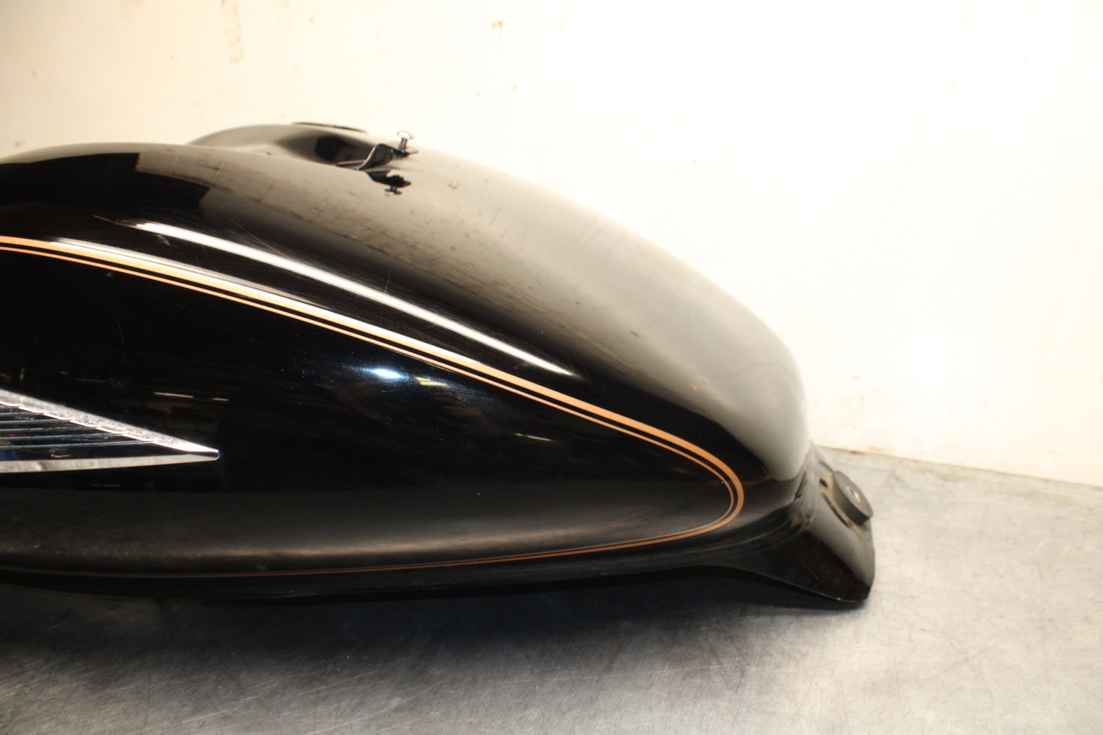 04 SUZUKI INTRUDER 800 GAS TANK FUEL PETROL RESERVOIR BB758