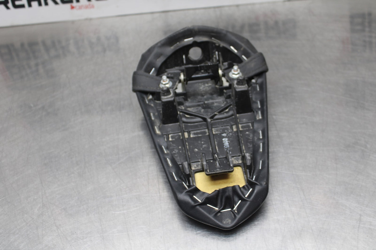 22-25 YAMAHA YZF R7 REAR BACK PASSENGER TANDEM SEAT PAD SADDLE PILLION BB769