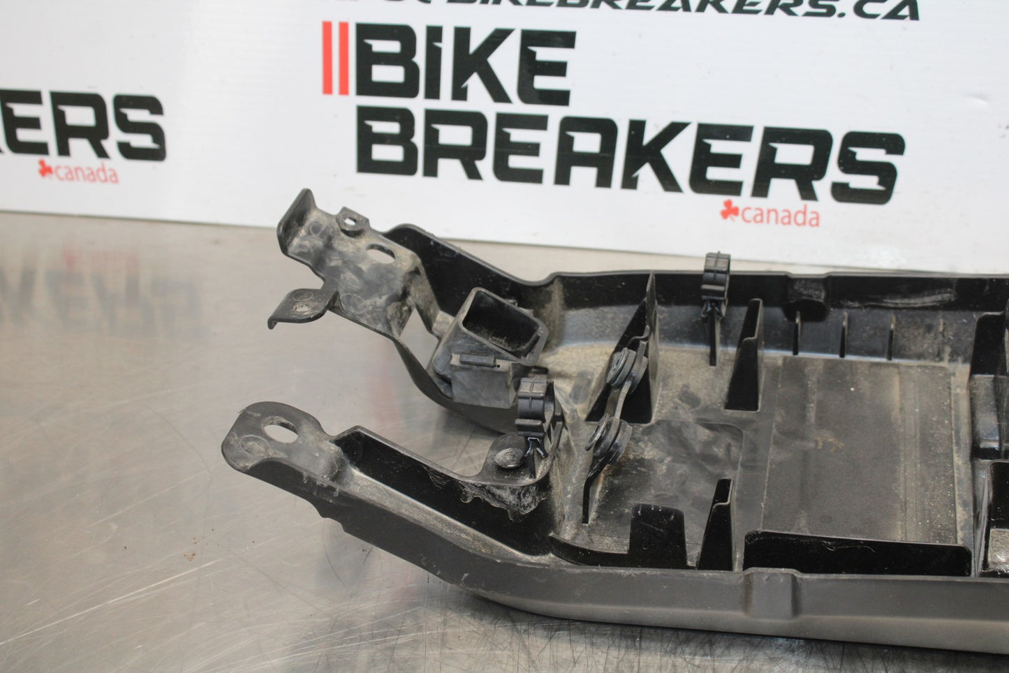 21-23 KAWASAKI NINJA ZX6R REAR BACK TAIL UNDERTAIL BATTERY TRAY PLASTIC BB179