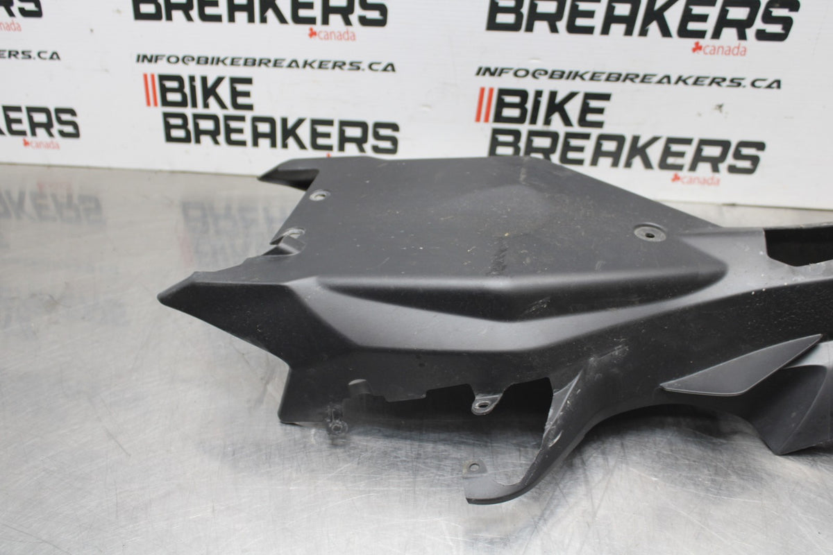 18 YAMAHA YZF R1  REAR BACK TAIL UNDERTAIL FAIRING COWL FENDER BB838