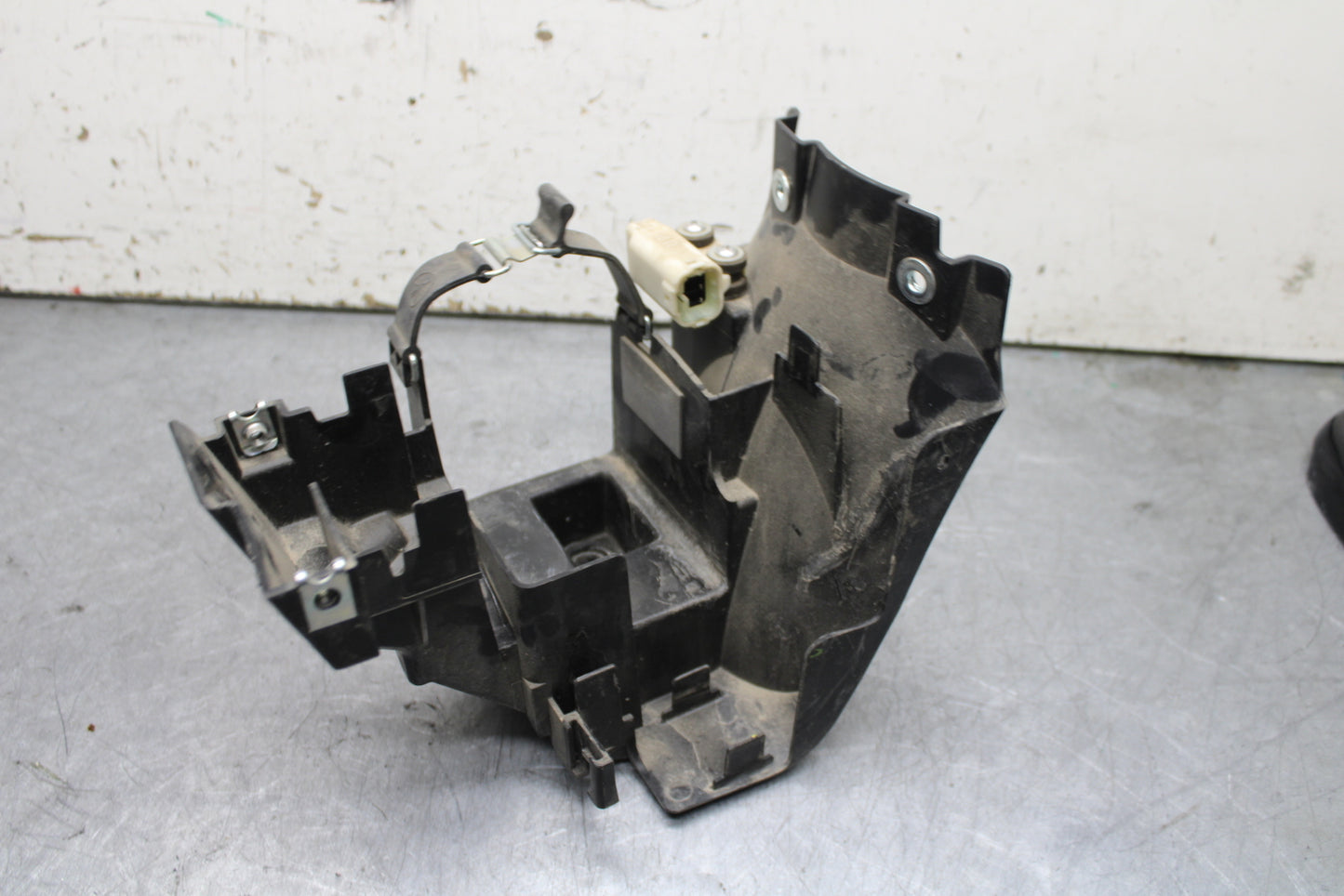 17-24 YAMAHA BOLT XVS950 BATTERY TRAY BOX HOLDER BB729