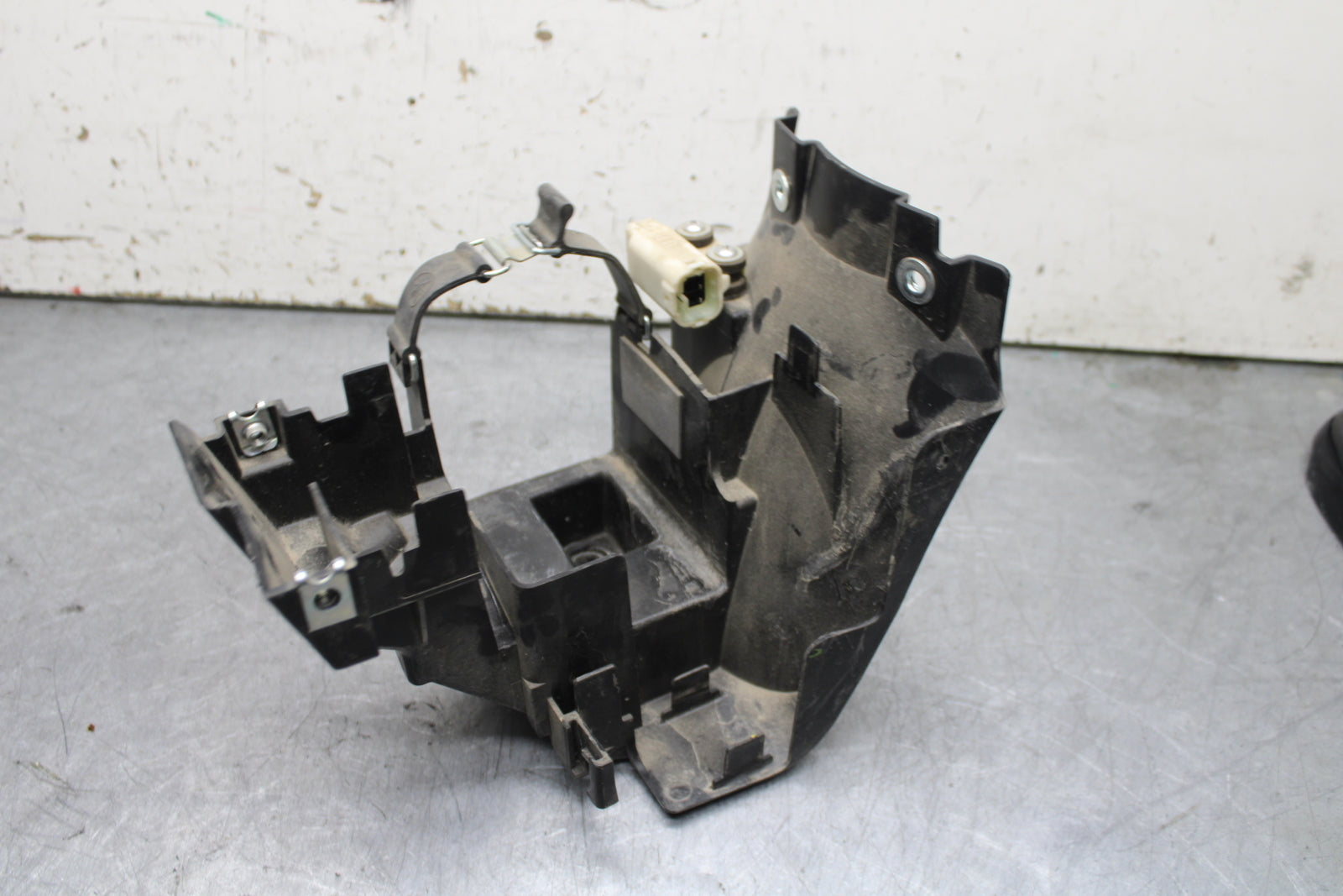 17-24 YAMAHA BOLT XVS950 BATTERY TRAY BOX HOLDER BB729