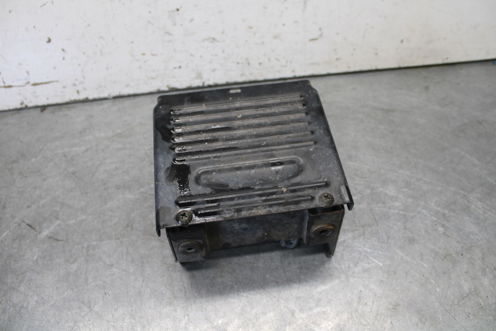 05-09 SUZUKI BOULEVARD C90 BATTERY TRAY BOX HOLDER BB692