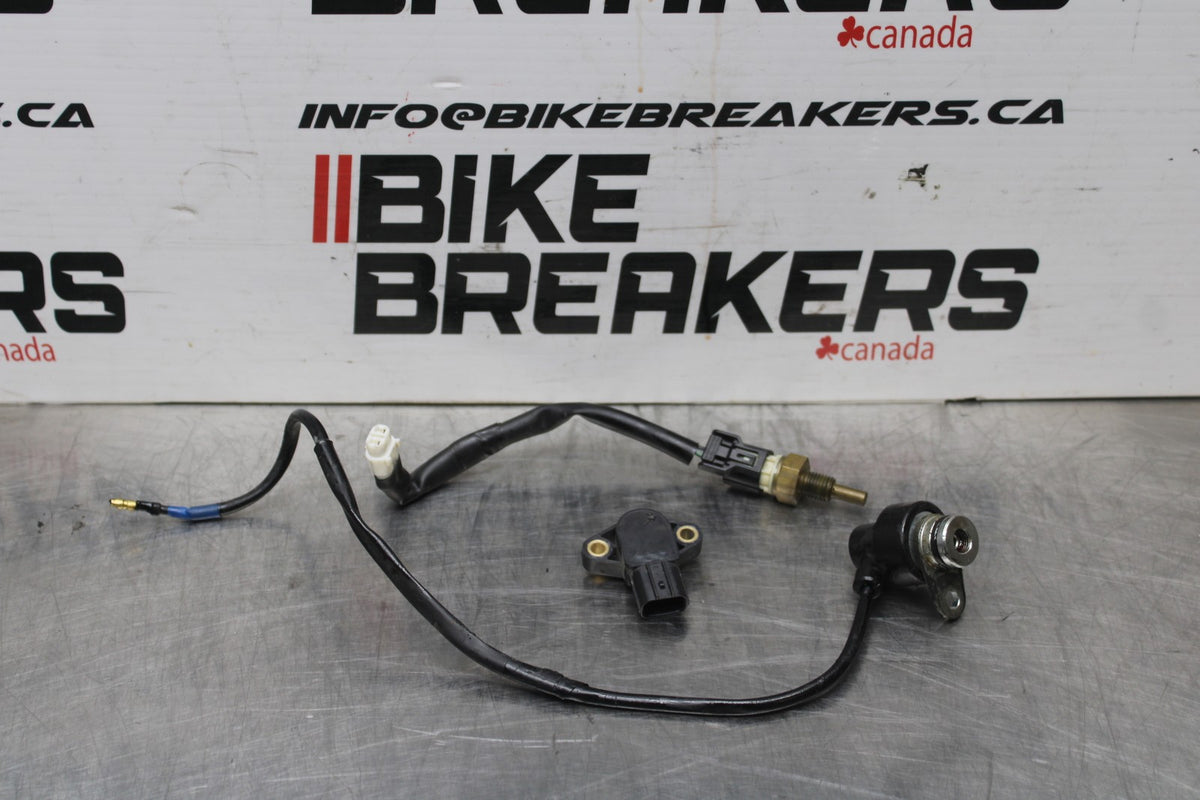 18 YAMAHA YZF R1  ENGINE MOTOR SENSOR SET PAIR BB838