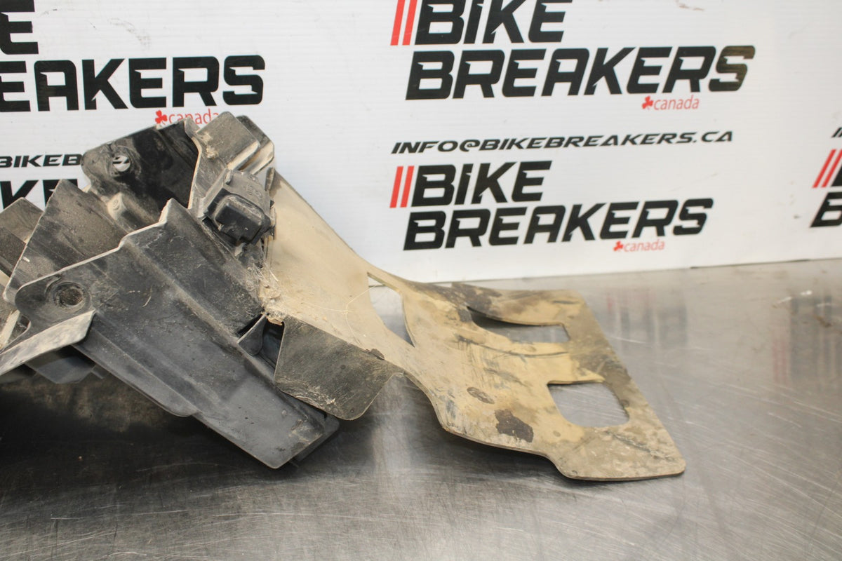 06 SUZUKI SV650S REAR BACK TAIL UNDERTAIL BATTERY TRAY PLASTIC BB783
