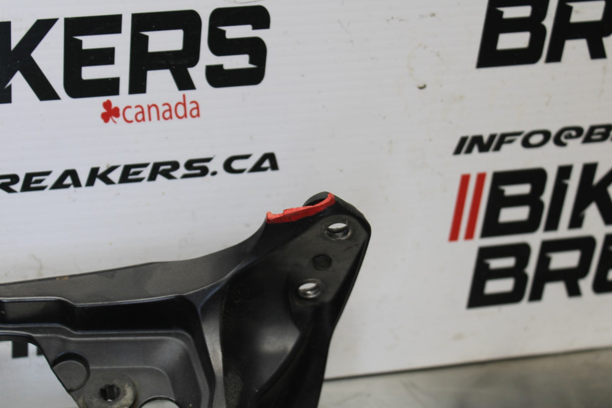 06-07 SUZUKI GSXR 600 UPPER FAIRING MIRROR GAUGES STAY BRACKET BB178