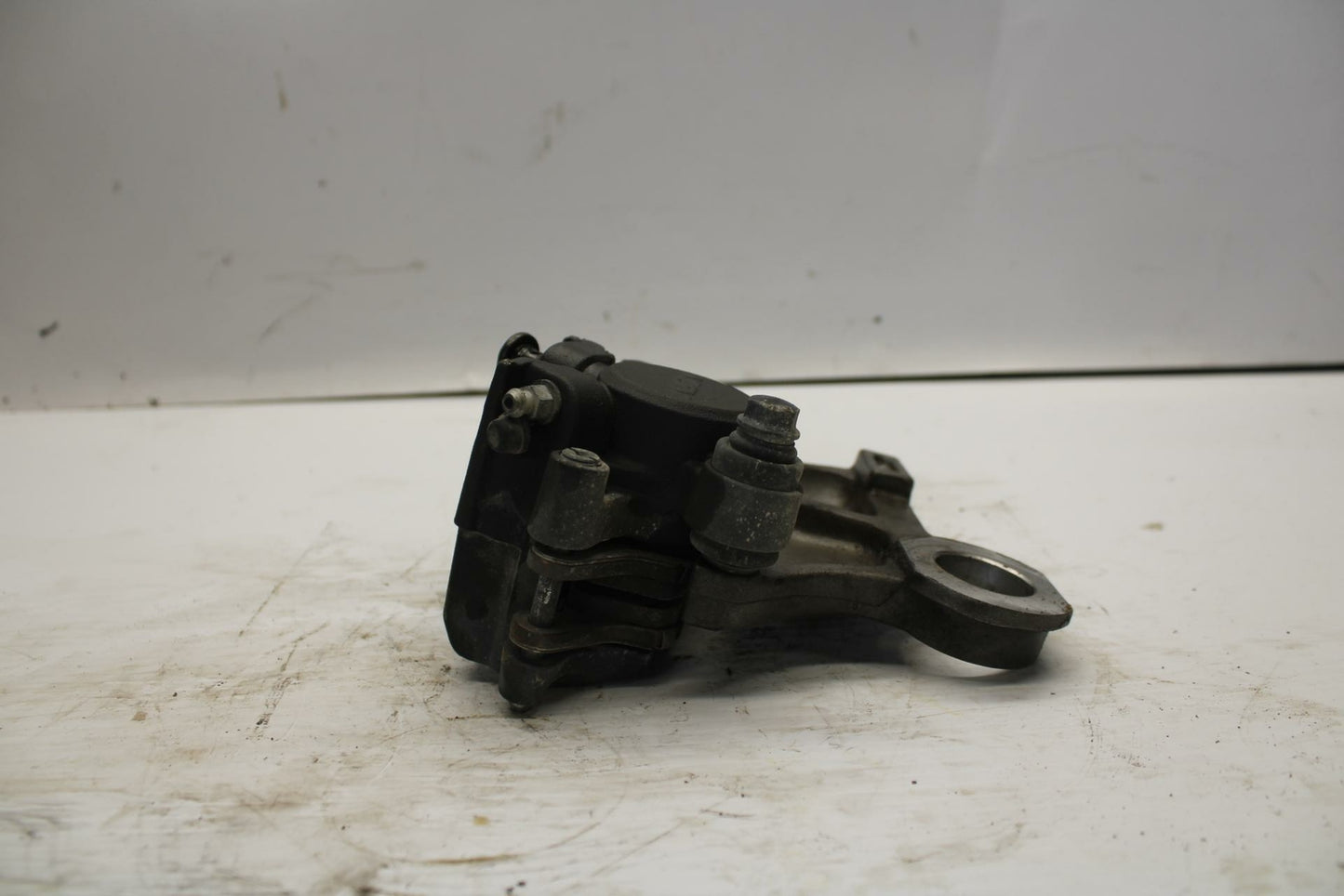 08-16 YAMAHA YZF R6 REAR  BRAKE CALIPER W MOUNT BRACKET 2C0-2580W-00-00 BB273