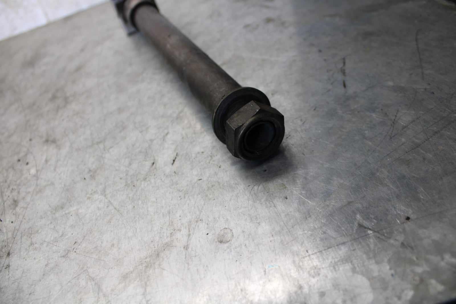 04-06 YAMAHA YZF R1 REAR AXLE BACK WHEEL RIM PIVOT BOLT AXEL BB432