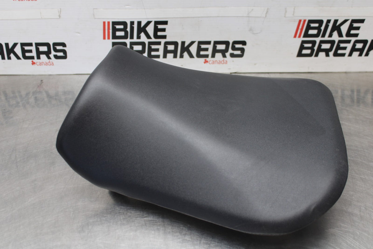 05 SUZUKI GSXR600 FRONT DRIVERS SEAT PAD SADDLE PILLION BB329