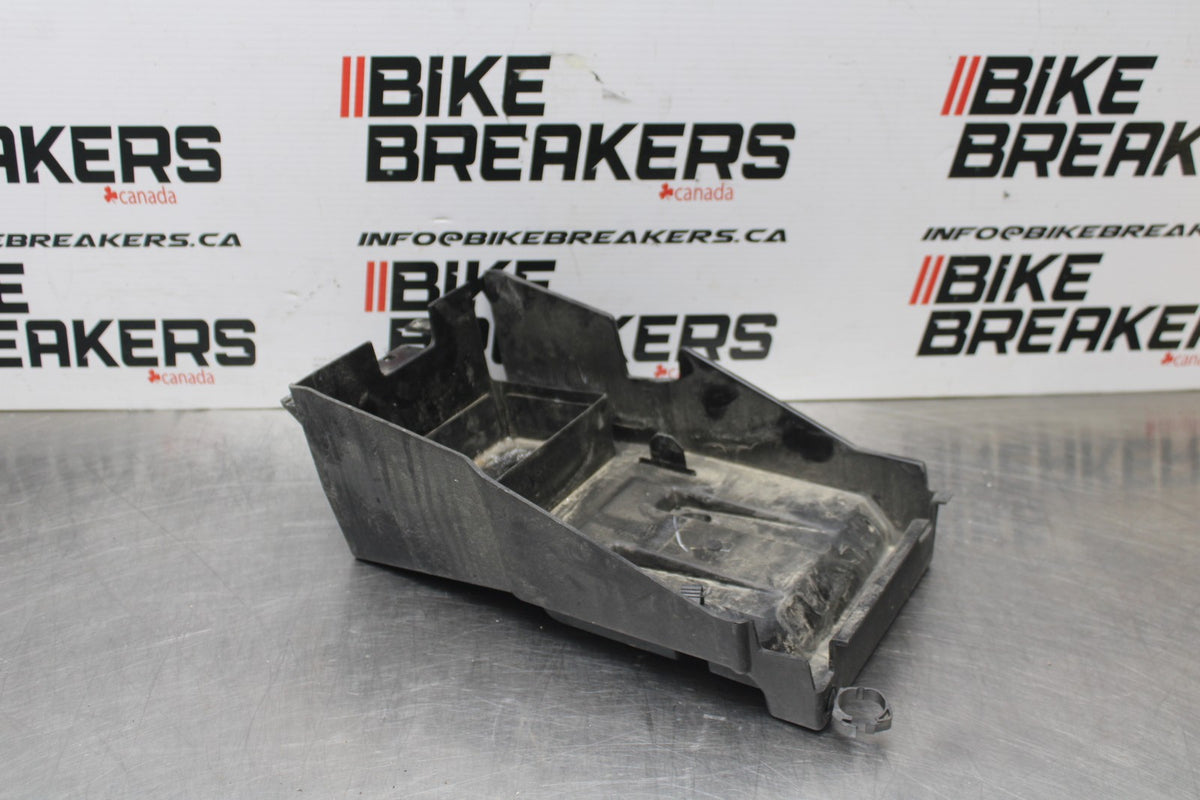 18-26 KAWASAKI Z400 REAR BACK TAIL UNDERTAIL BATTERY TRAY PLASTIC BB852