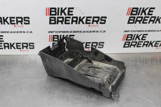 18-26 KAWASAKI Z400 REAR BACK TAIL UNDERTAIL BATTERY TRAY PLASTIC BB852