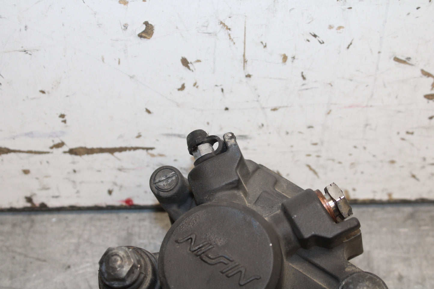 07-08 YAMAHA YZF R1 REAR BACK BRAKE CALIPER W MOUNT BRACKET BB724