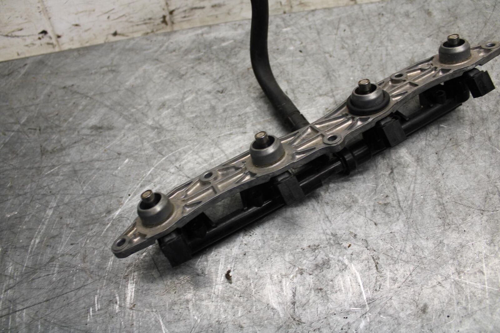 2009 Kawasaki Ninja ZX6R ZX600R SECONDARY FUEL INJECTORS TOP  GAS RAIL BB538