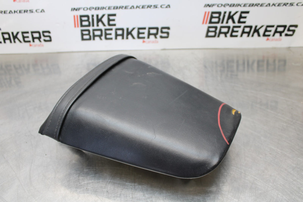 01-06 HONDA CBR600F4I REAR BACK PASSENGER TANDEM SEAT PAD SADDLE PILLION BB185