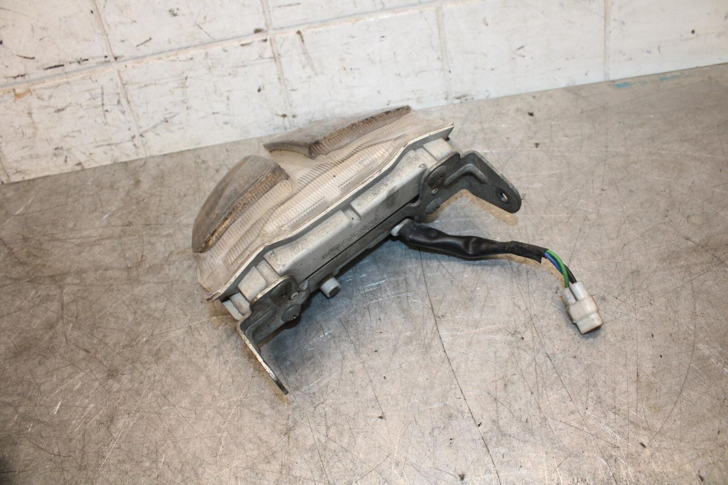 2007 Suzuki GSXR600 REAR TAIL TAILLIGHT BACK BRAKE LIGHT 35710-01H30 BB540